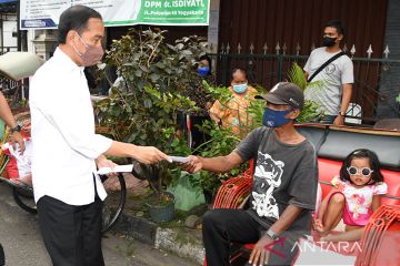 Presiden Jokowi membagikan bantuan di Malioboro Yogyakarta