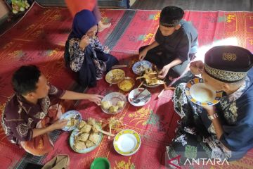 Patlau dan ketupat makanan khas Lebaran di Bengkayang