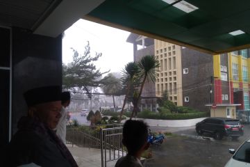 Shalat Id di Kantor Gubernur Sumbar diguyur hujan