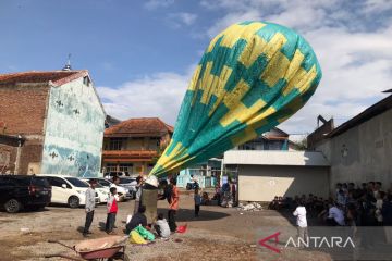 Warga Garut meriahkan Lebaran dengan menggelar "Ngapungkeun Balon"