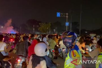 Dirlantas Polda Metro bubarkan kerumunan massa di Kemayoran