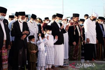 Mentan dan Gubernur Sulsel Shalat Id di pelataran Masjid Kubah 99