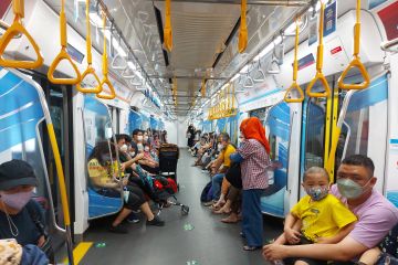 Warga nikmati layanan MRT saat libur Lebaran