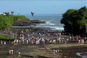 Tanah Lot dipadati pengunjung saat libur Lebaran
