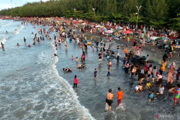 Wisata pantai saat libur Lebaran di berbagai daerah di Indonesia