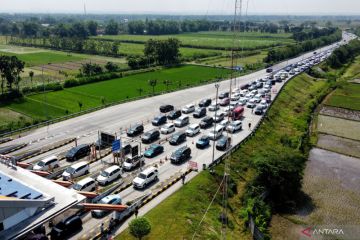 Antrean kendaraan di Gerbang Tol Jomo