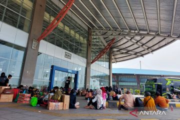 Terminal Pulo Gebang masih ramai pemudik H+1 Lebaran