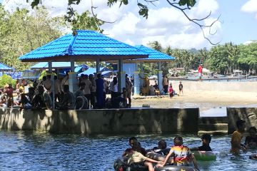 Aparat kepolisian lakukan pengamanan wisata Air Putri di Seram Barat