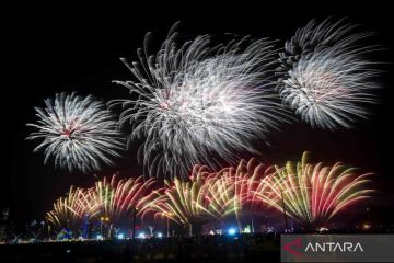 Pesta kembang api digelar untuk rayakan Idul Fitri di Doha, Qatar