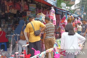 Warga padati Pasar Gembrong berburu mainan anak