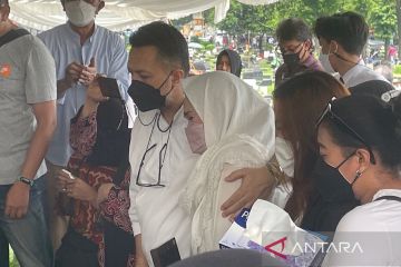 Mieke Widjaja yang tangguh di mata Nia Zulkarnaen