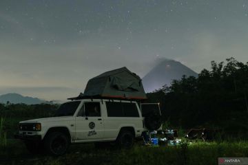 Guguran lava pijar meluncur tujuh kali dari Gunung Merapi