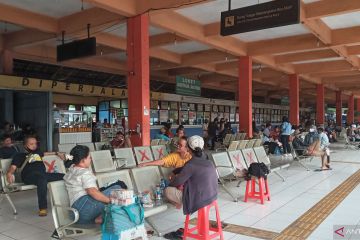 Sejumlah pemudik masih tampak di Terminal Kampung Rambutan Jaktim