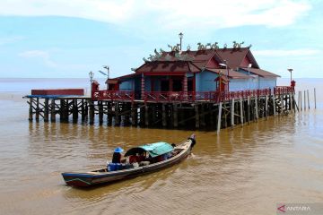 Kelenteng terapung di tengah laut