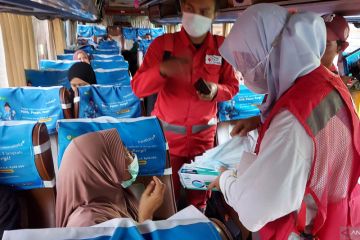 Penumpang bus di Terminal Kalideres terima masker dan vitamin gratis