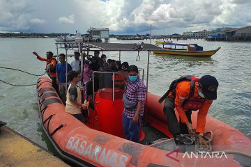 SAR Tanjungpinang evakuasi kapal pengangkut wisatawan mati mesin