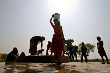 Antre ambil air saat musim panas di India