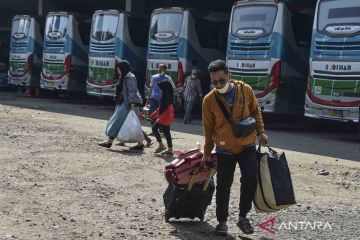 Terminal bus mulai dipadati penumpang arus balik lebaran