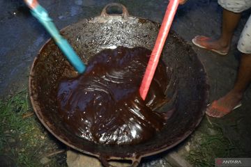 Warga Gorontalo mulai memasak dodol khas Lebaran Ketupat