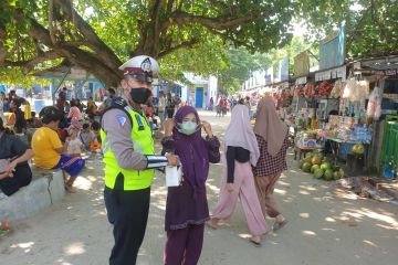 Polisi Gresik bagikan masker di lokasi wisata