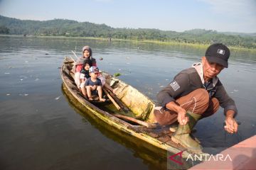 Dedi Mulyadi menawarkan hadiah keluarga nelayan Cianjur agar ikut KB