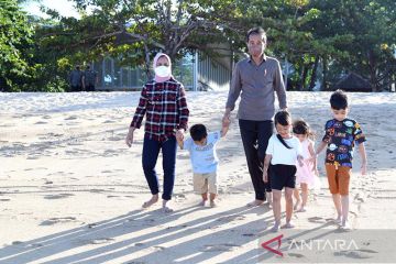 Presiden Jokowi bersama cucu menikmati Pantai Nusa Dua Bali
