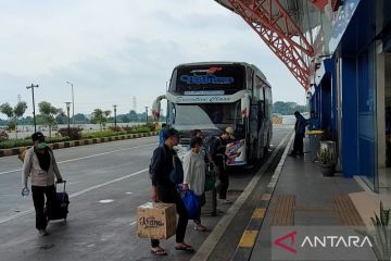 Penumpang di Terminal Pulo Gebang diingatkan untuk awasi barang bawaan