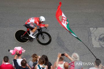 Aksi pembalap sepeda pada ajang Giro d'Italia etape 2
