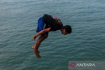 Atraksi melompat dari kapal ferry di Pelabuhan Merak