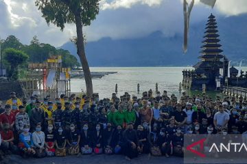 Yayasan Puri Kauhan Ubud bersihkan sampah area Danau Batur jelang G20