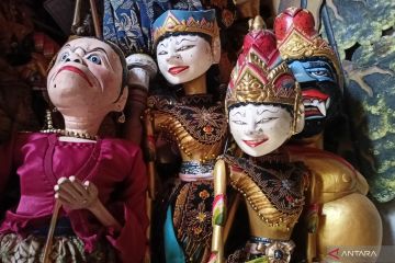 Oleh-oleh topeng dan wayang cepak diburu pemudik yang lewati Indramayu