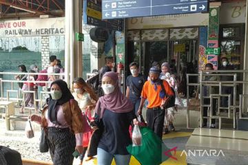 Penumpang arus balik kereta api arah Jakarta di Cirebon masih tinggi