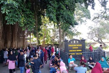 Peziarah padati Makam Loang Baloq Mataram saat "Lebaran Topat"