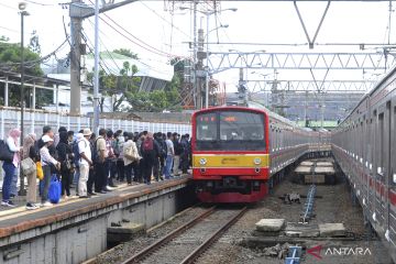 Penumpang KRL Commuter Line di Stasiun Bogor menurun