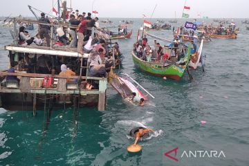 Ratusan perahu nelayan ramaikan tradisi larung kepala kerbau di Jepara