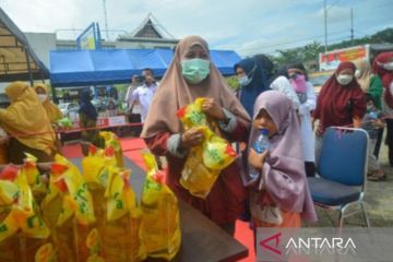 Kemarin, distribusi minyak goreng Rp14.000 hingga penyesuaian pasar RI