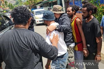 Flash - Jubir Petisi Rakyat Papua Jefry Wenda ditangkap di Jayapura