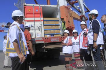 300 ton minyak goreng untuk NTT tiba di Kupang