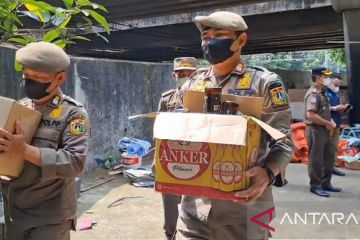 Puluhan botol miras disita dari warung malam di Latuharhari