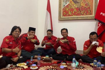 PDIP Surabaya memberdayakan pelaku UMKM buat ketupat saat Lebaran