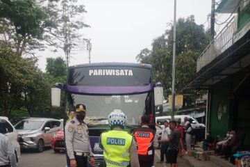 Petugas gabungan jaring sepuluh bus AKAP saat razia di Jakarta Timur