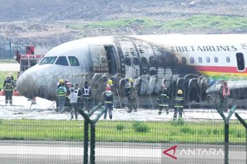 Pesawat Tibet Airlines tergelincir dan terbakar di China