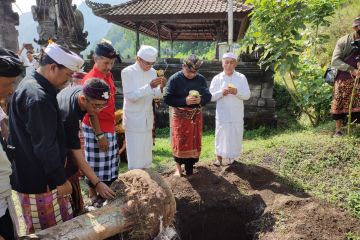 Yayasan Puri Kauhan Ubud dan KAGAMA bersih-bersih sumber air desa adat