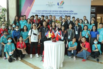 Tim bulu tangkis Indonesia untuk SEA Games 2021 tiba di Vietnam