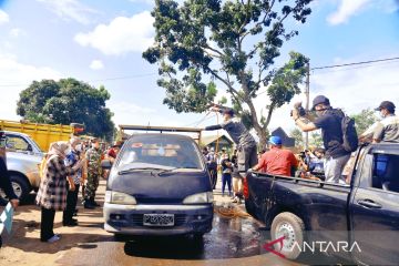 Pasar hewan di Lumajang disemprot disinfektan cegah penularan PMK