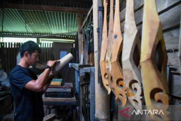Perajin alat musik tradisional kulcapi khas Karo