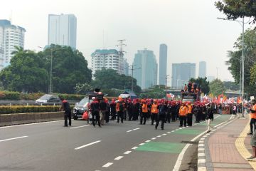 Buruh "long march" dari GBK ke gedung DPR/ MPR RI