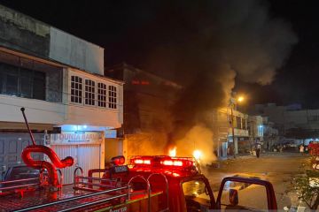 Dua mobil milik jamaah masjid Raya Baiturrahman Banda Aceh terbakar