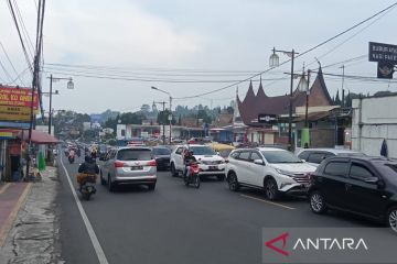Jalur Puncak Cianjur macet, antrean kendaraan memanjang sekitar 15 km