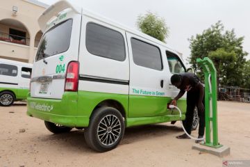 Pemuda Nigeria bikin mobil listrik panel surya di bengkelnya sendiri